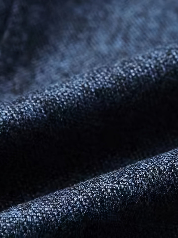 Chaqueta blazer gris oscuro entallada para hombre. Ropa de oficina, estilo formal o look casual inteligente.