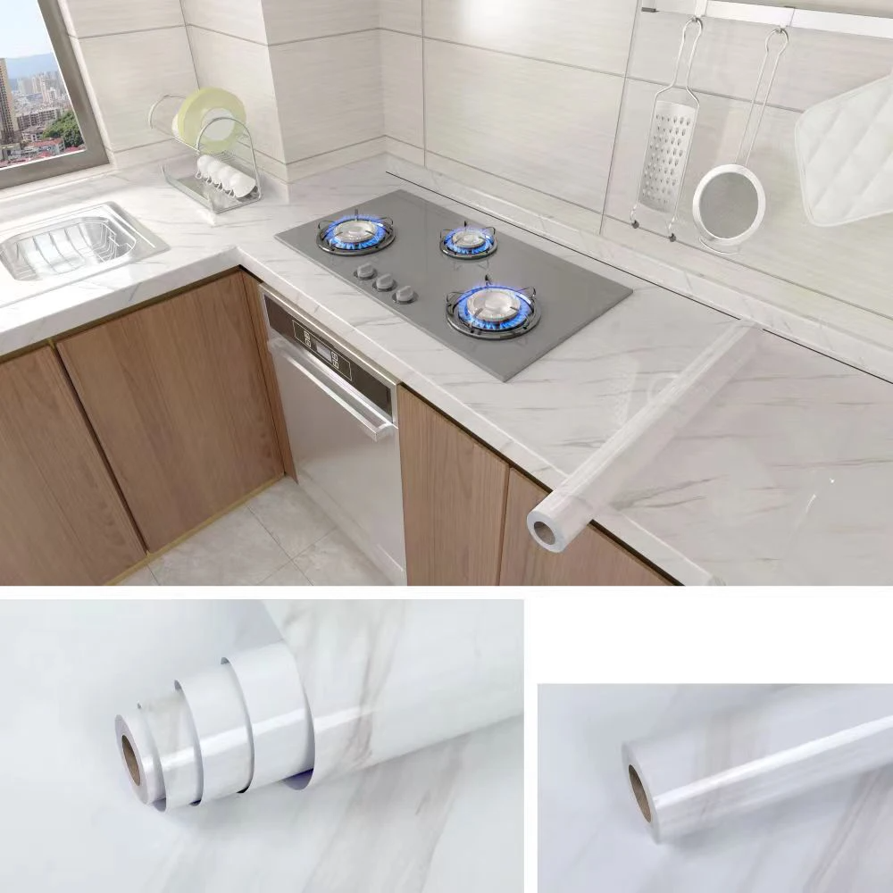 Film autoadhesivo efecto mármol para renovar cocina y baño, fácil instalación y decoración.