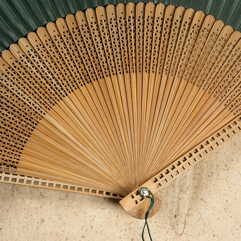 Abanico plegable de seda, estilo sofisticado para mujer, estructura robusta de bambú.