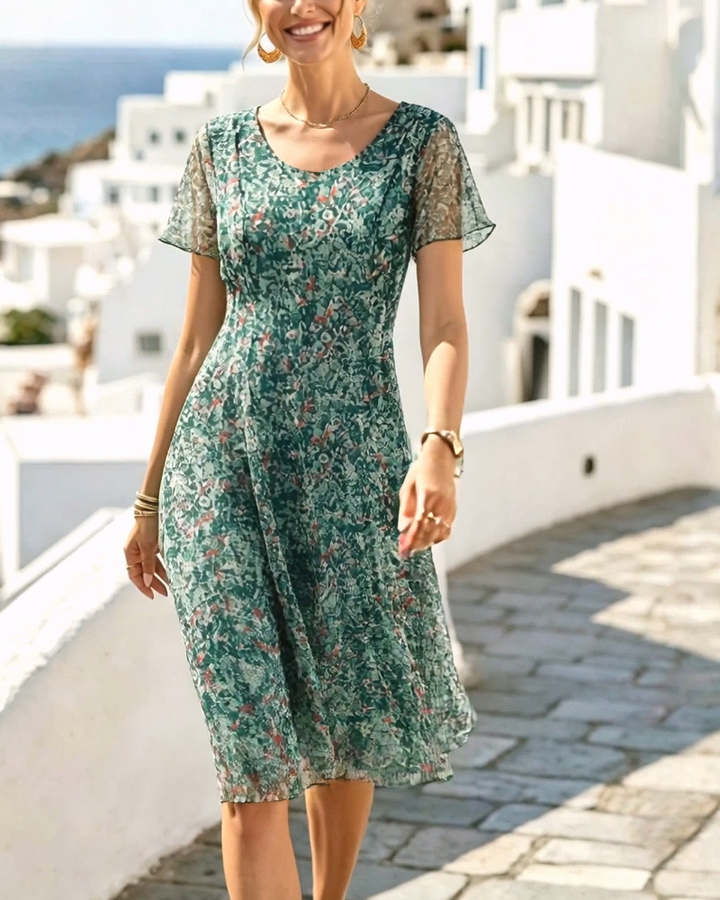 Moda femenina: Vestido de verano floral con mangas cortas, estilo casual y fresco.