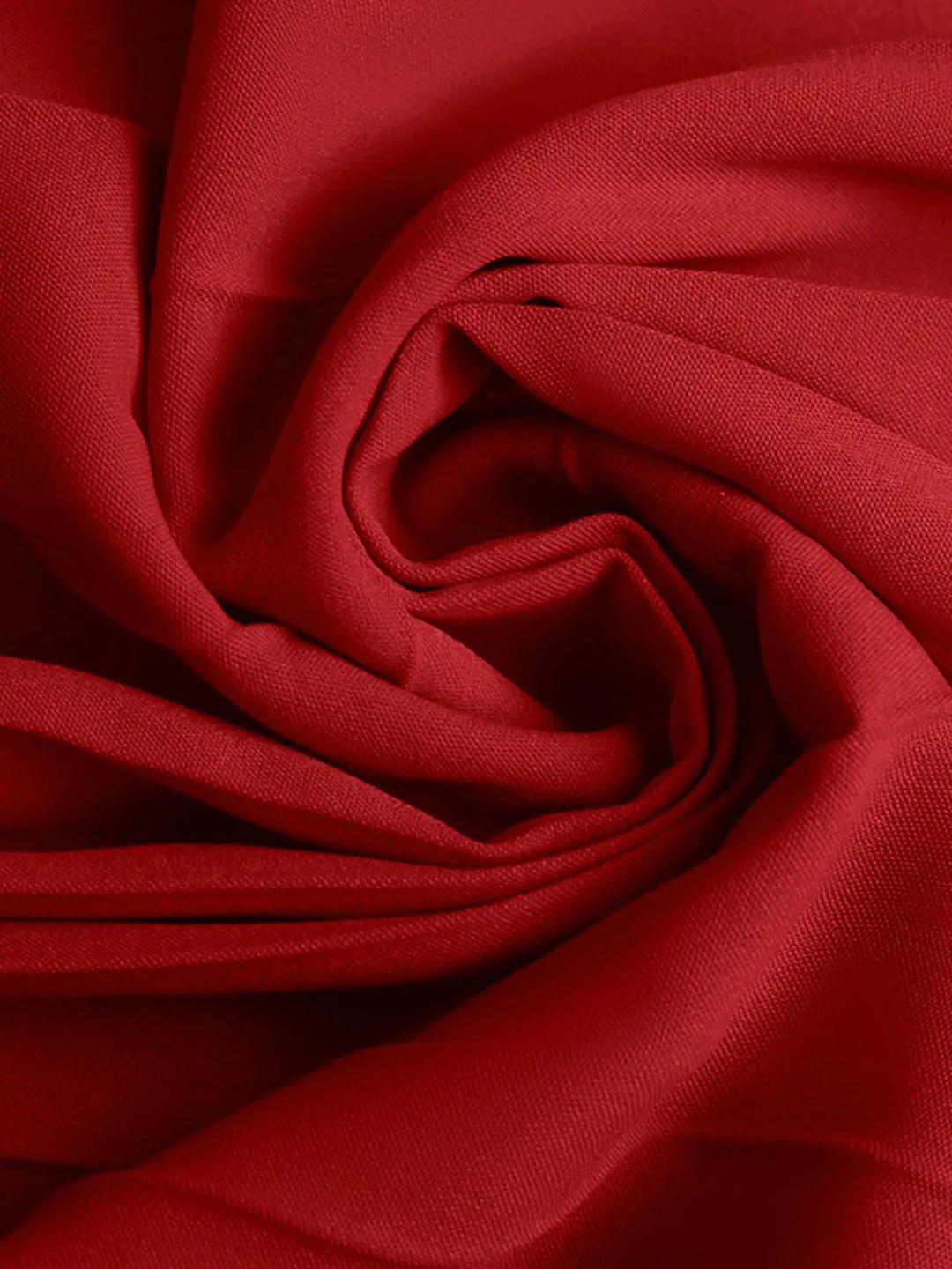 Vestido midi plisado rojo para mujer con hombros descubiertos, volantes. Elegancia moderna para cualquier fiesta.
