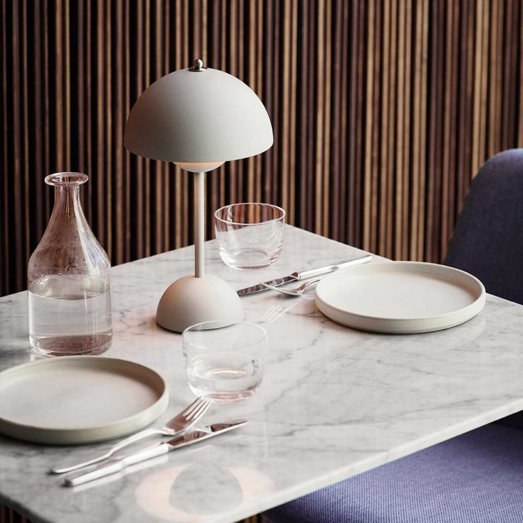 Lámpara de mesa LED minimalista. Decora con luz, creando un ambiente moderno y acogedor.