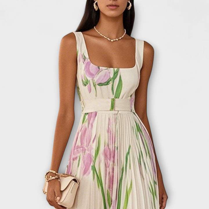 Moda de verano: vestido maxi floral sin mangas, femenino y romántico, ideal para un estilo casual-elegante.