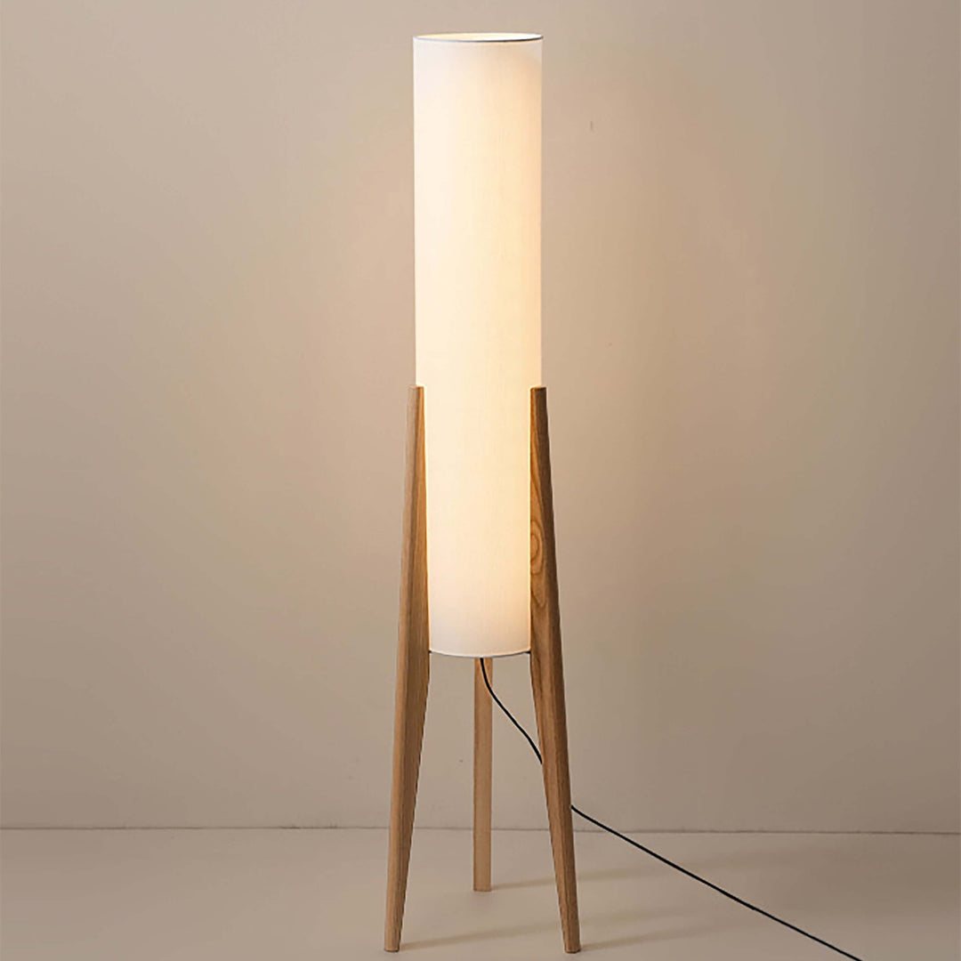 Elegante lámpara de pie de madera sólida, diseño moderno para interiorismo y luz ambiental.