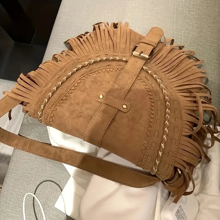 Elegante bolso de ante marrón para mujer, accesorio diario con toque bohemio.