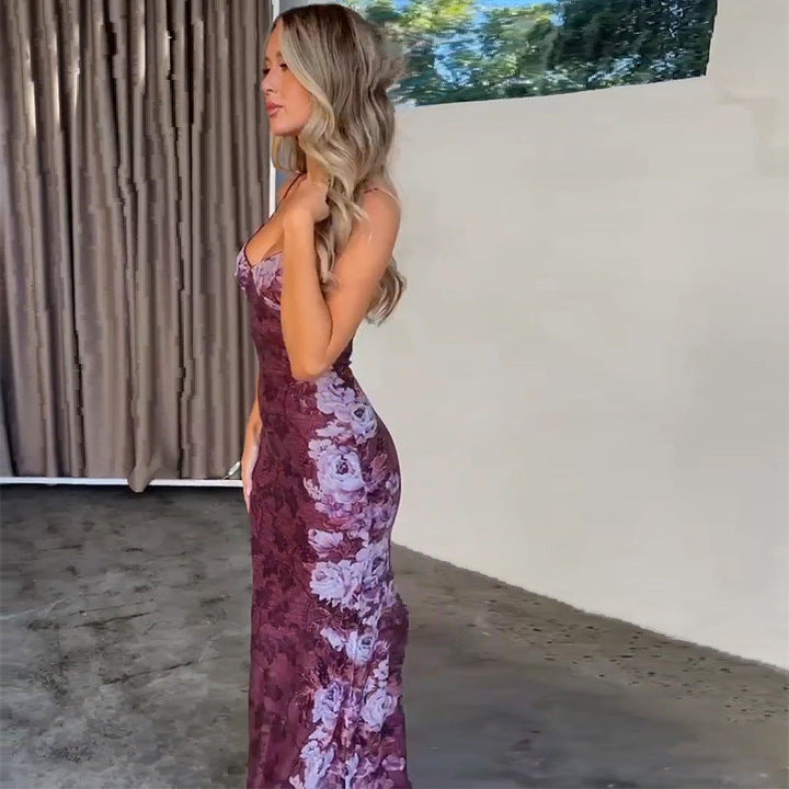 Vestido maxi floral rojo con cuello V y tirantes finos. Estilo Y2K veraniego para mujer.
