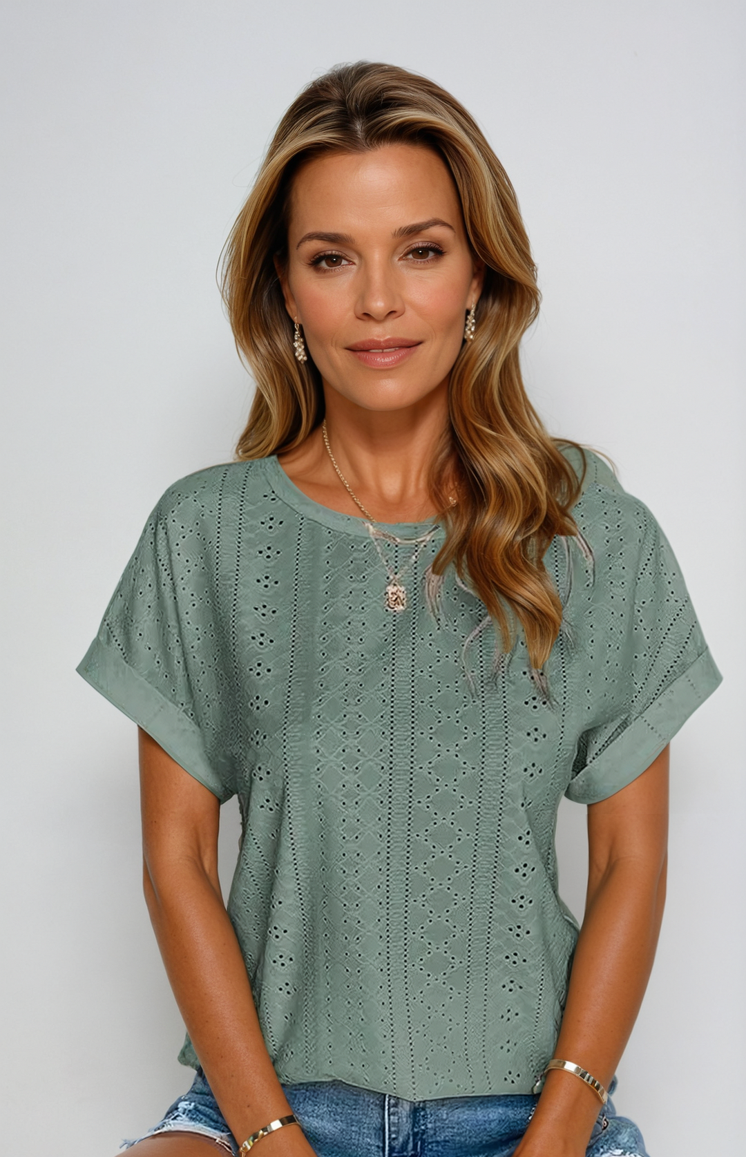 Blusa elegante de mujer con diseño de ojal, estilo fresco y versátil para moda femenina.