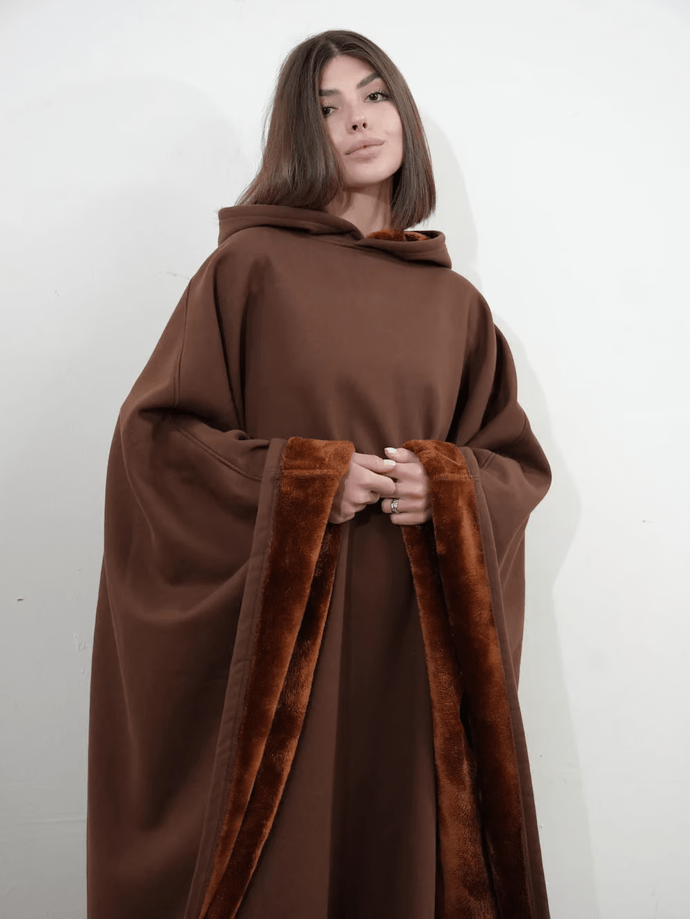 Sudadera con peso oversized, gris oscuro, para mujer, confort invernal garantizado.