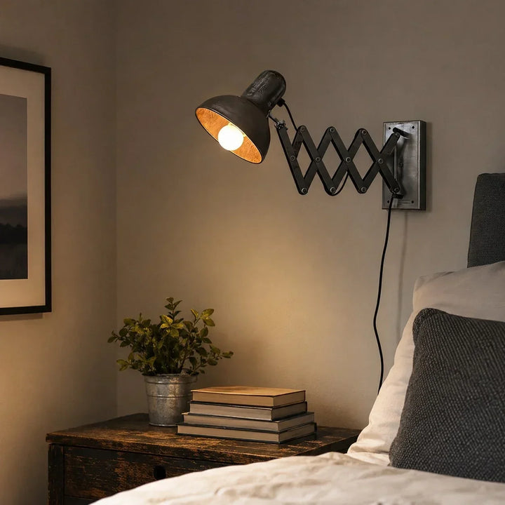 Aplique industrial ajustable con brazo de tijera, luz de pared vintage en metal envejecido y robusto.