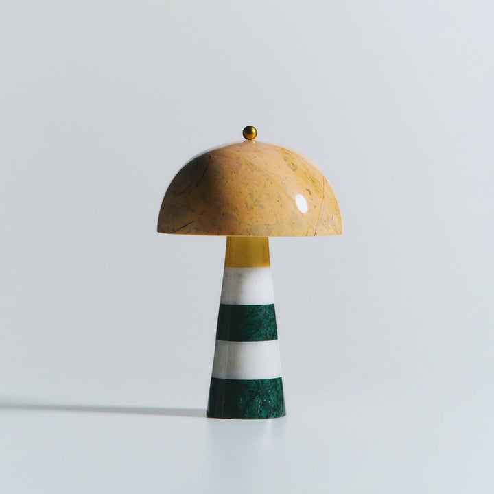 Elegante lámpara de mesa de mármol veteado, pieza única para decoración del hogar.