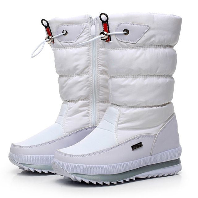 Primer plano de botas de nieve Gresia para mujer con piel sintética suave y forro cálido de invierno.