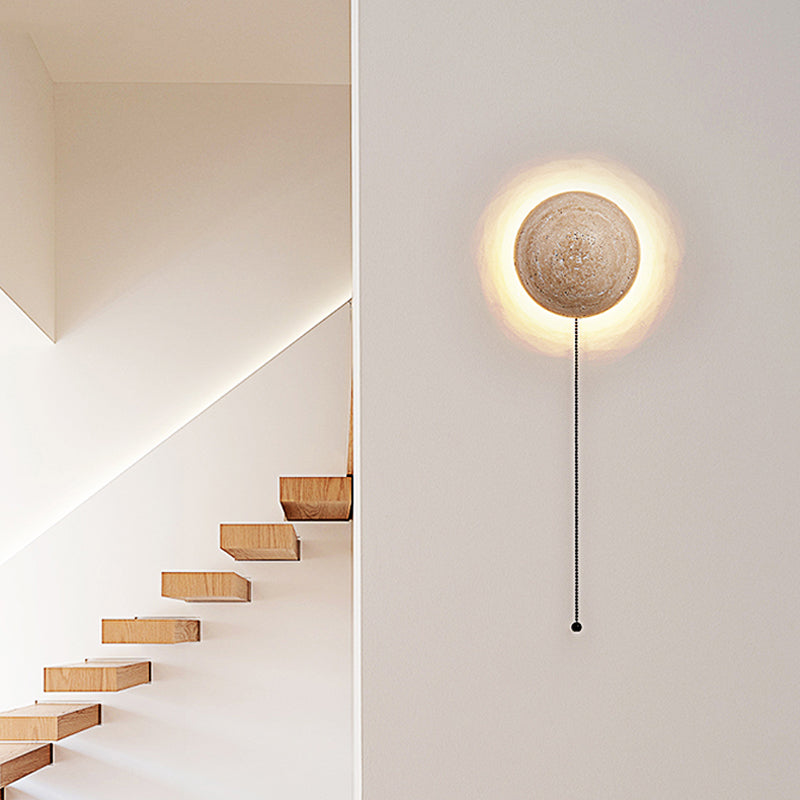 Elegante lámpara de pared minimalista de travertino crema, luz suave para un diseño moderno.