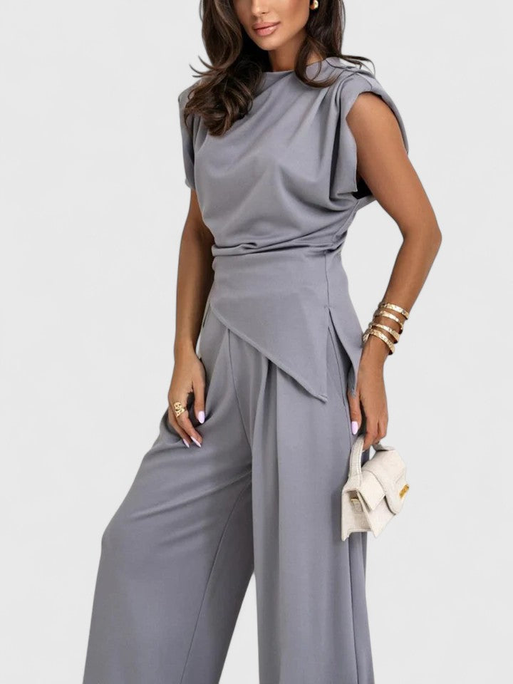 Atuendo elegante y cómodo para mujer, top y pantalón fluido, ideal para un evento de día o noche.