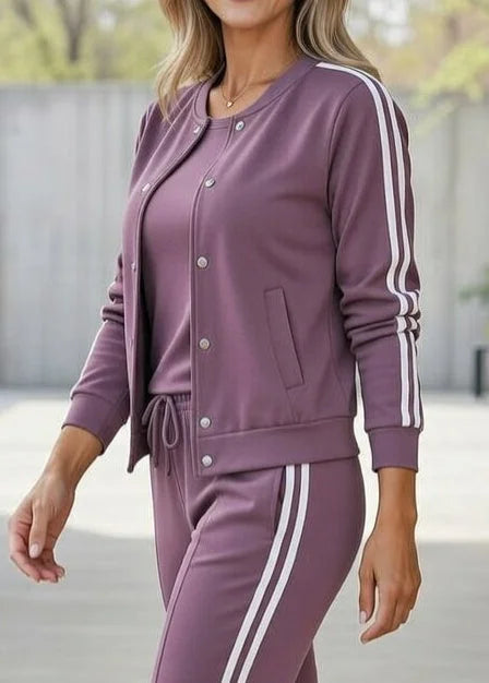 Conjunto mujer cómodo y casual: chaqueta, top y pantalón a rayas. Chándal sport chic moderno y versátil. Moda femenina.