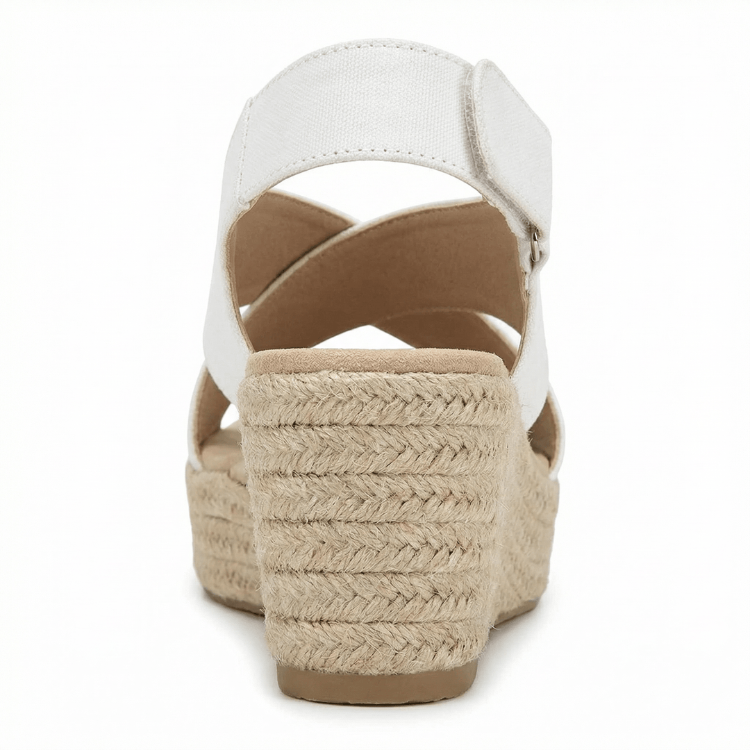 Detalle de alpargatas de cuña para mujer. Calzado de verano cómodo y con estilo de moda y frescura.
