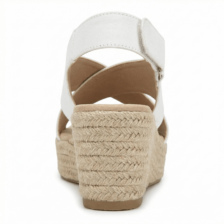 Detalle de alpargatas de cuña para mujer. Calzado de verano cómodo y con estilo de moda y frescura.