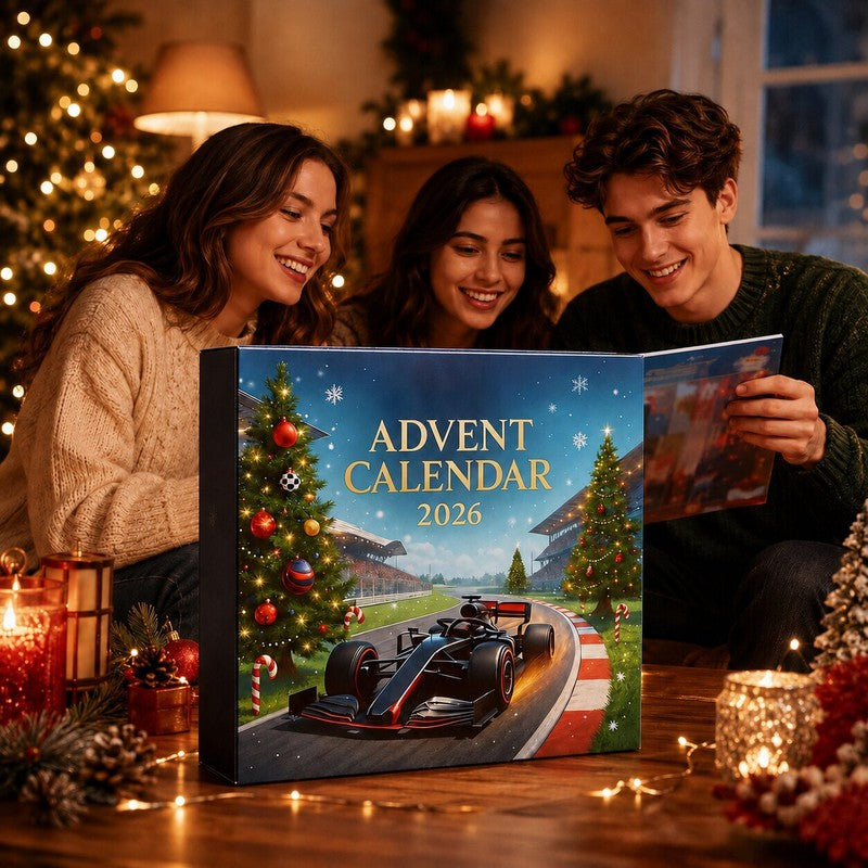 Niño emocionado abriendo una ventana del Calendario de Adviento Fórmula 1, revelando una sorpresa de carreras.