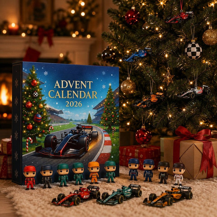 Primer plano de mini coche de carreras y accesorios temáticos de F1 del Calendario de Adviento. 24 sorpresas diarias.
