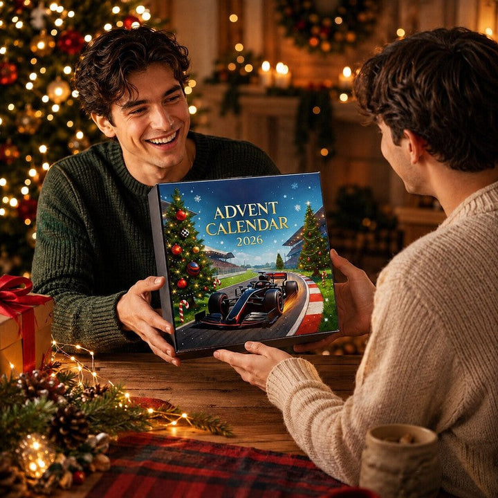 Diseño frontal vibrante del Calendario de Adviento F1, con coches de Fórmula 1 y motivos festivos para Navidad.
