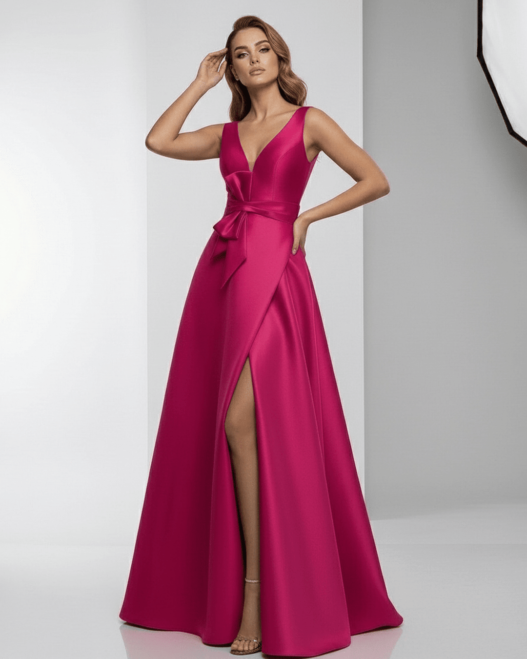 Vestido formal fucsia, estilo maxi. Confeccionado para una mujer elegante en eventos de noche especiales.