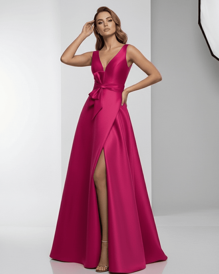 Vestido formal fucsia, estilo maxi. Confeccionado para una mujer elegante en eventos de noche especiales.