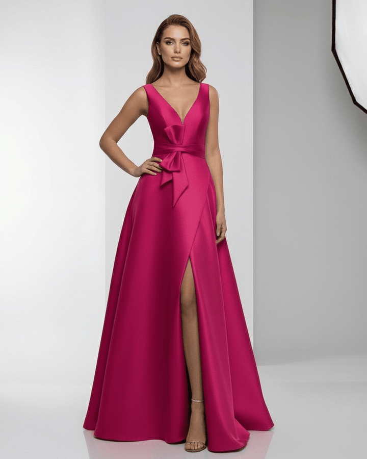 Vestido de noche fucsia para invitada de boda. Maxi, formal y sofisticado para ocasiones especiales.