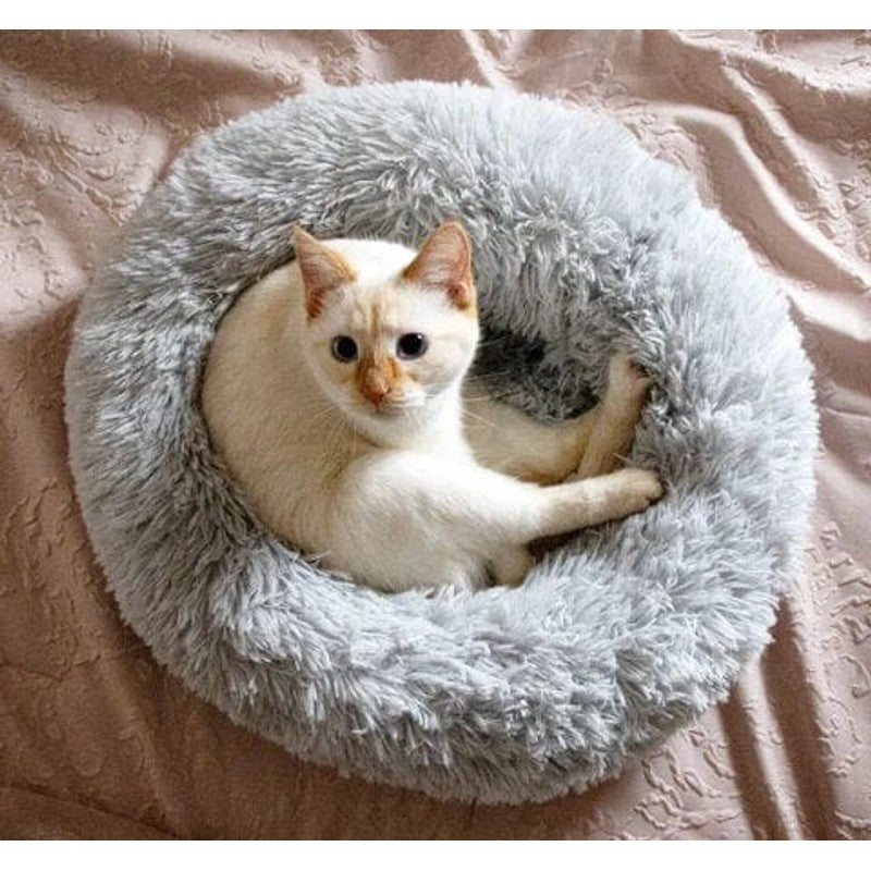 Cama redonda para perros y gatos, diseño suave de pelo largo. Un lugar de descanso lujoso.