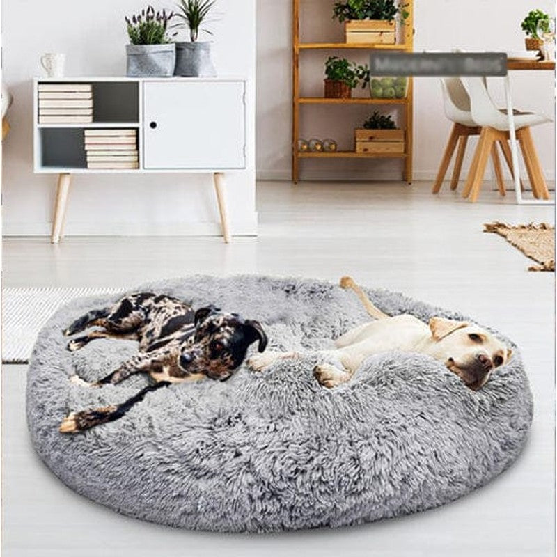 Cama para mascotas, acolchada y redonda, ofrece un refugio seguro. Ideal para cualquier perro o gato.