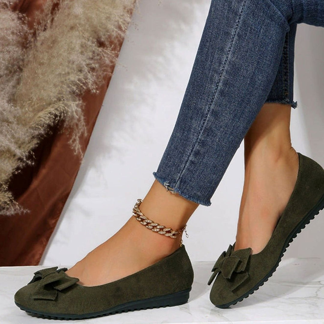 Bailarinas slip-on Camille suaves para mujer, con diseño plano y lazo decorativo.
