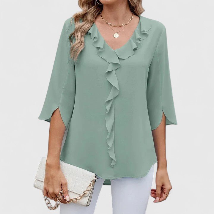 Blusa Carla de mujer elegante con escote en V y volantes. Perfecta para primavera-verano y oficina.