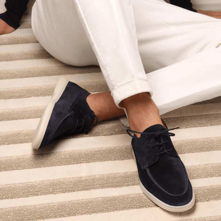 Calzado mocasín beige para hombre, estilo elegante y casual. Zapatos cómodos de moda para verano y primavera.