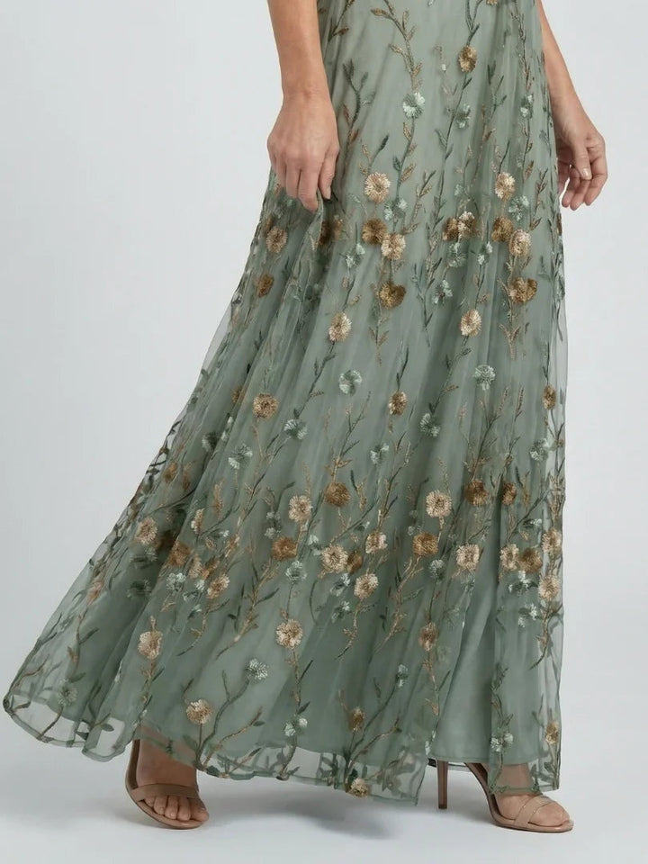 Vestido halter largo verde salvia con estampado floral, elegancia fluida para mujer en fiestas de verano.