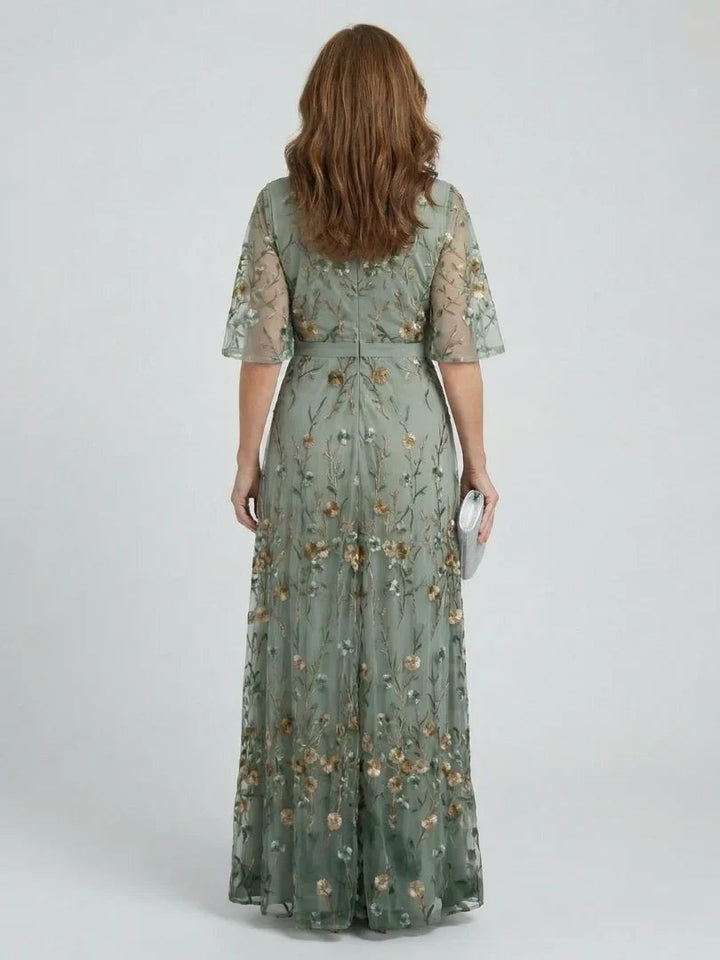 Mujer luciendo vestido largo halter floral elegante, ideal para fiestas y ocasiones especiales de verano.