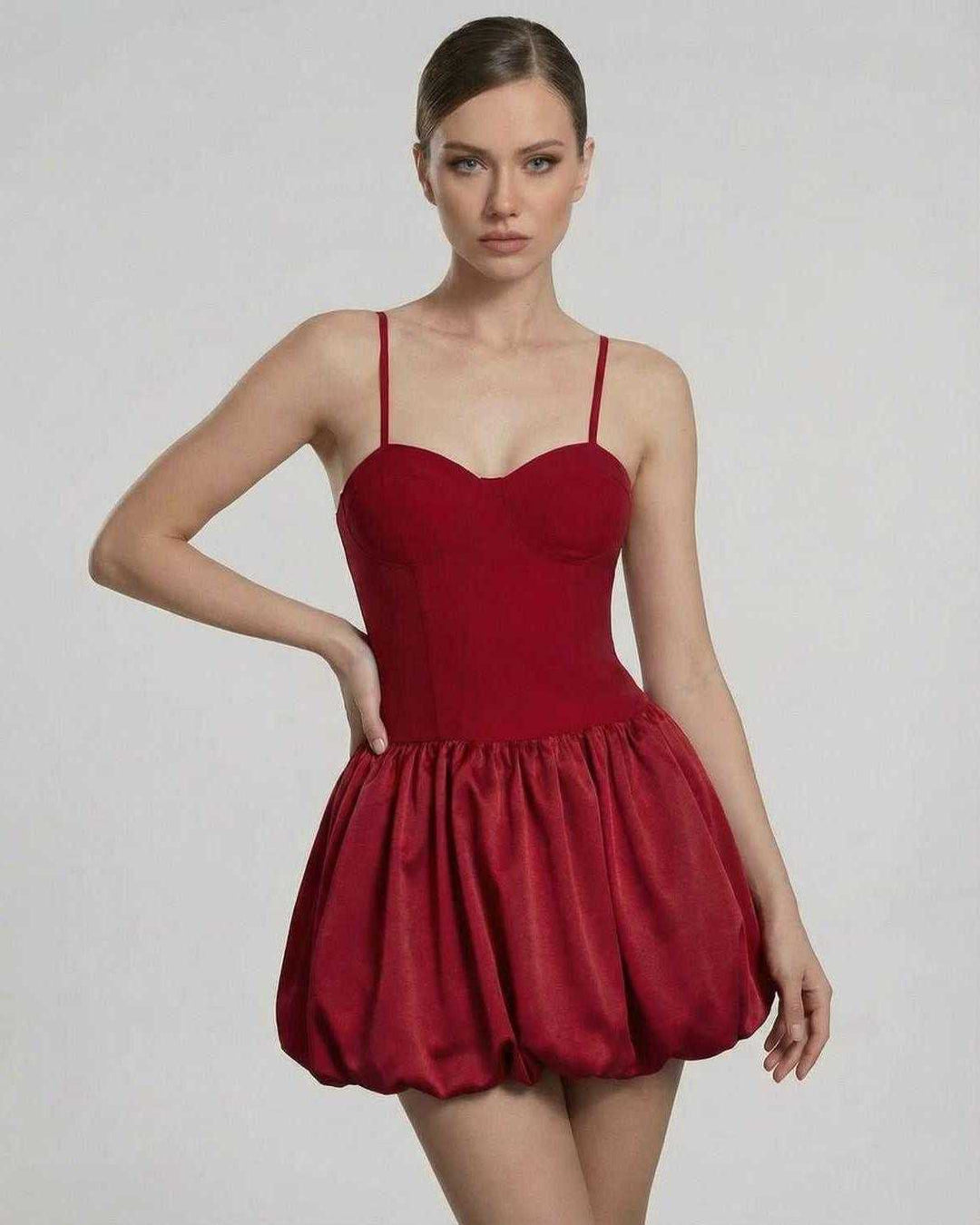 Elegante vestido mini blanco sin mangas para mujer, falda voluminosa, perfecto para cóctel y fiesta.