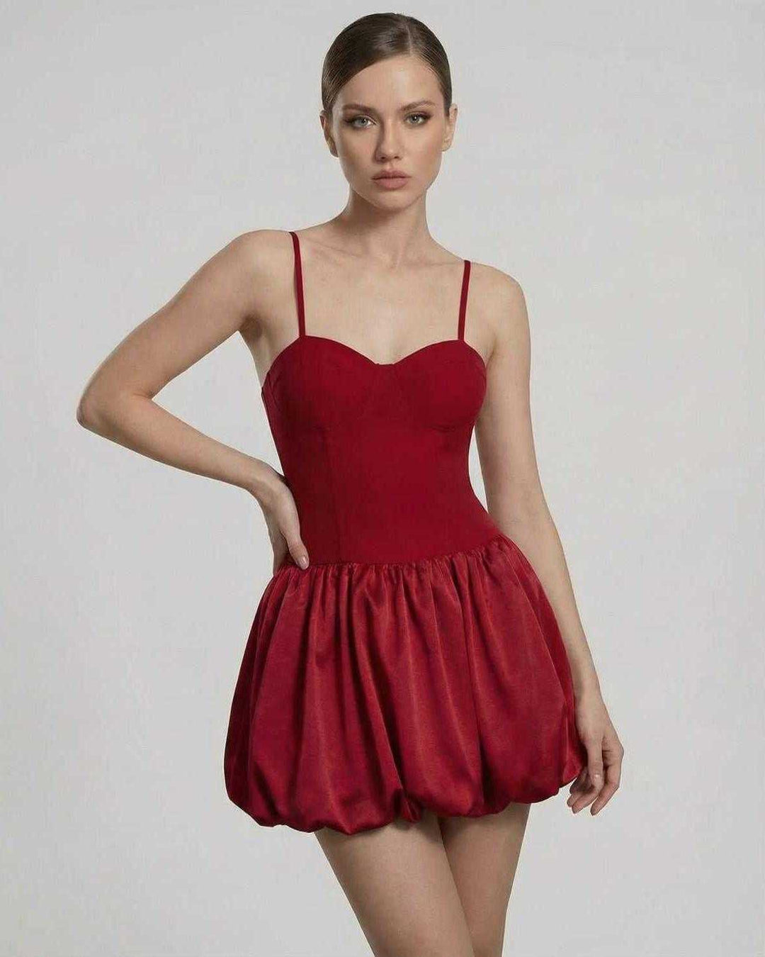 Vestido mini esculpido blanco para mujer, con falda voluminosa, sin mangas, ideal para ocasión especial.