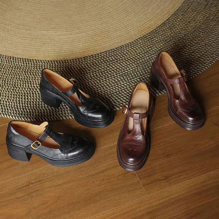 Clásicos pumps de piel para mujer con tacón ancho, punta redonda y elegante tira en T con hebilla. Calzado vestir.