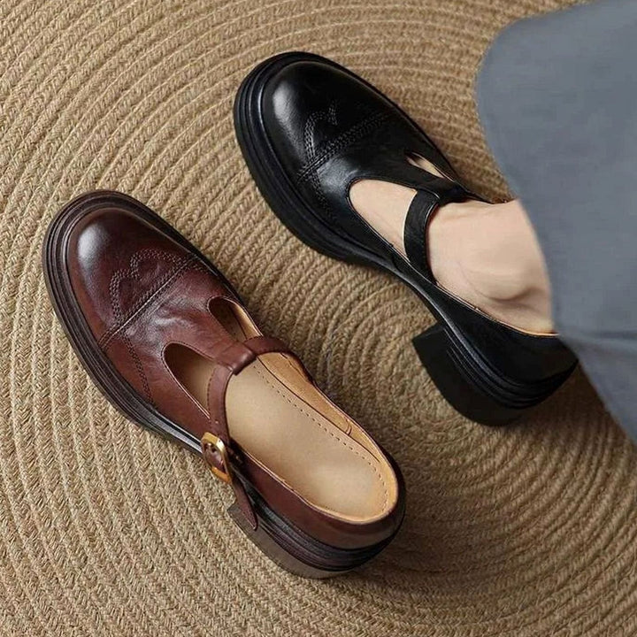 Modernos zapatos de mujer de piel con tacón ancho, punta redonda y tira en T. Calzado versátil para vestir.
