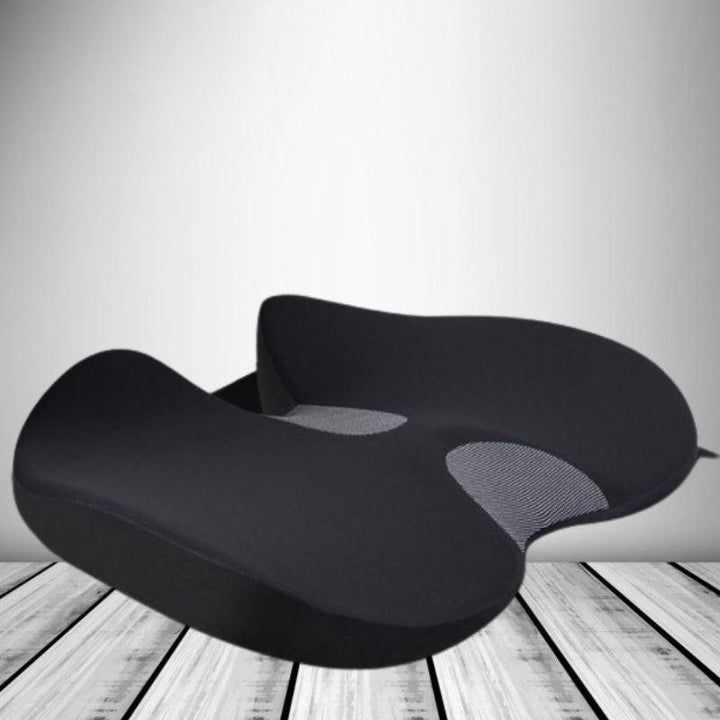 Cojín de asiento para coche con diseño ergonómico. Ofrece soporte y confort para una conducción prolongada.