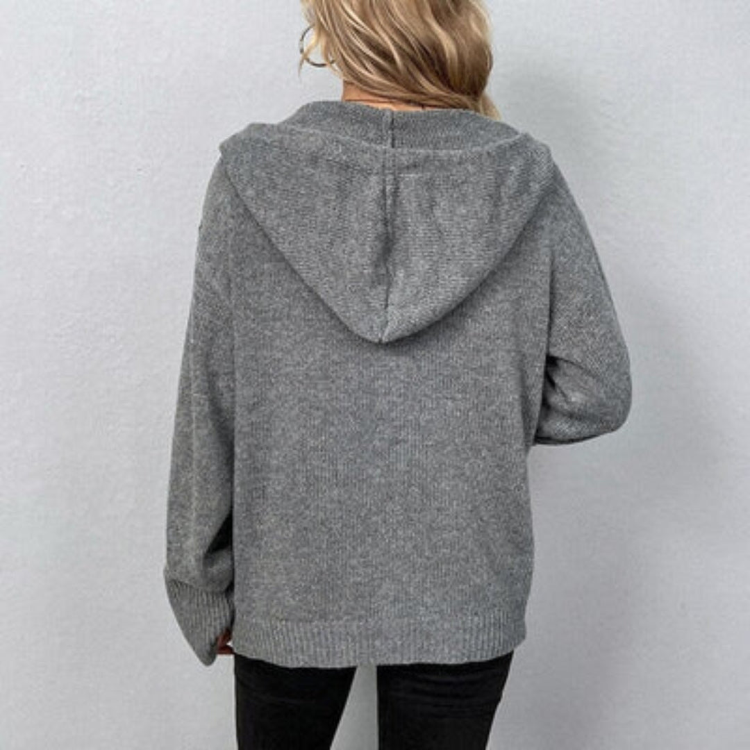 Primer plano de la chaqueta de punto para mujer, suave y casual. Comodidad y estilo para el día a día.