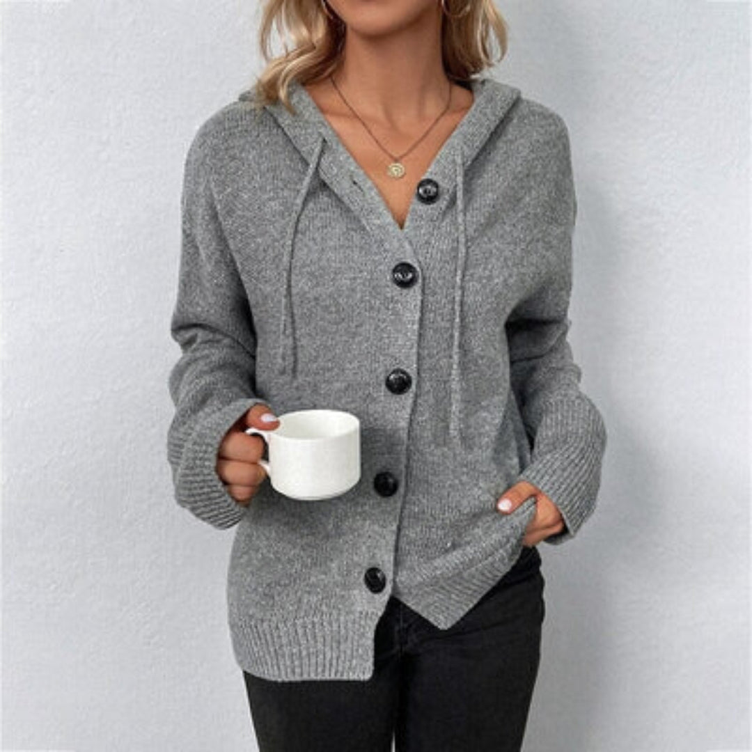 Mujer vistiendo chaqueta de punto elegante, cómoda y de estilo casual. Abrigo diario para el otoño.