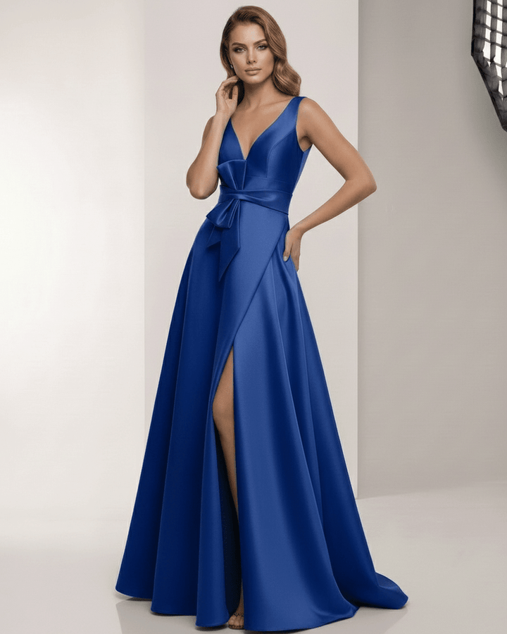 Vestido maxi blanco elegante Caspia. Vestido de fiesta con abertura y escote V. Moda femenina sofisticada.