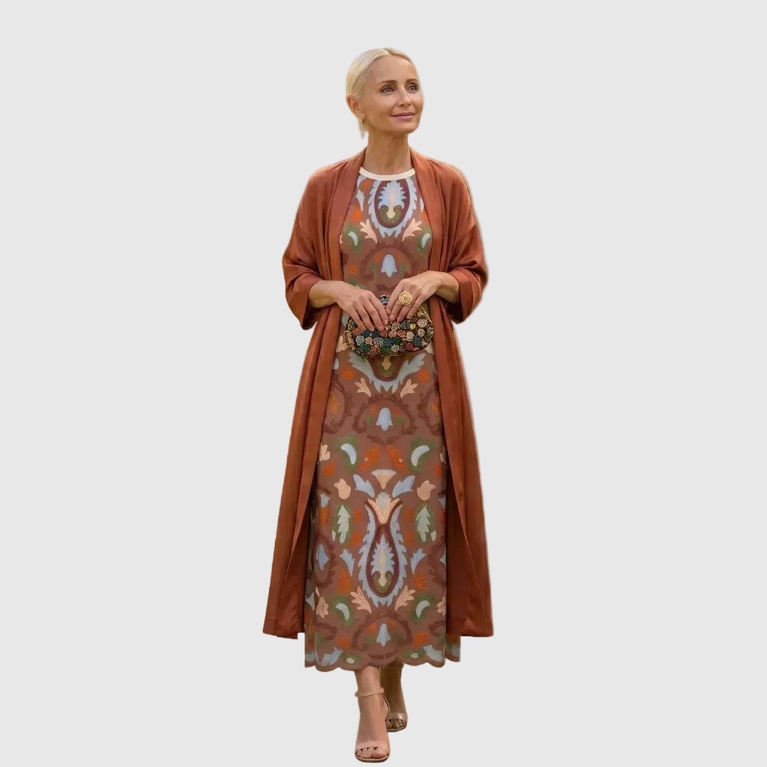 Vestido midi estampado para invitada, con duster a juego. Conjunto elegante mujer para fiesta.