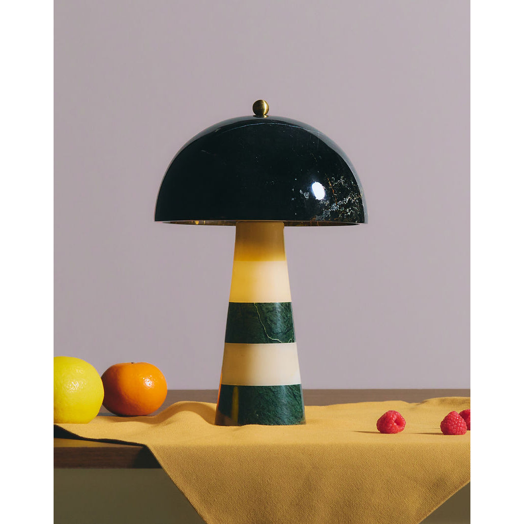 Iluminación decorativa: lámpara de mesa de mármol con veteado natural, estilo moderno.