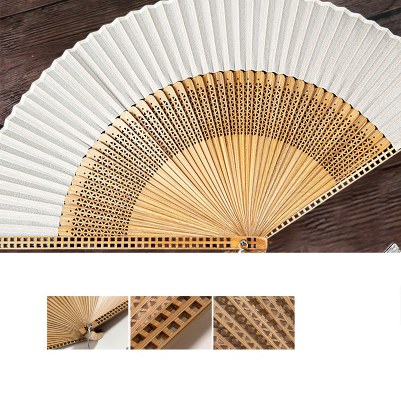 Abanico de seda y bambú, accesorio elegante para ceremonias o uso diario.