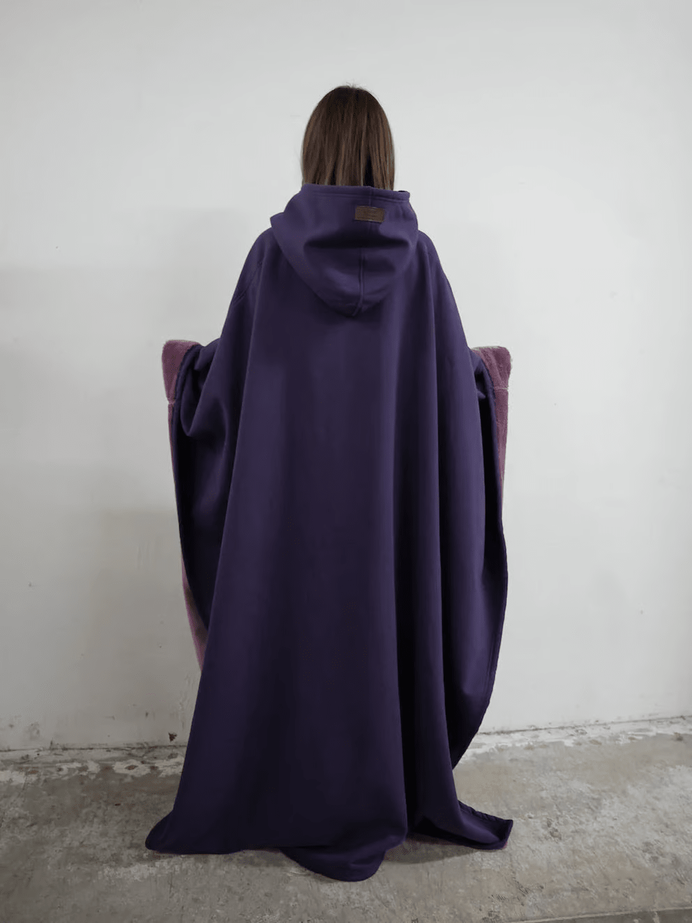 Sudadera con peso en negro para mujer, confort y moda antiestrés.