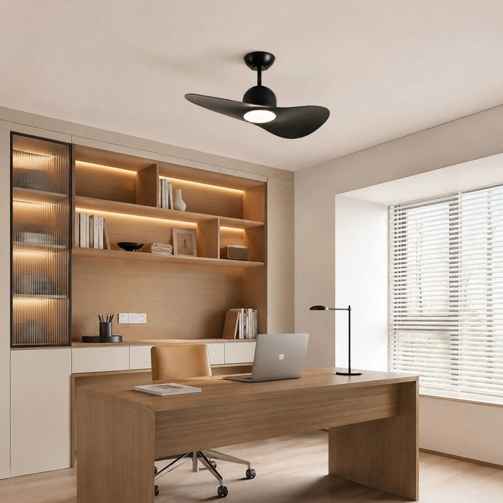 Ventilador de techo silencioso con luz LED regulable. Iluminación y frescura para tu hogar.