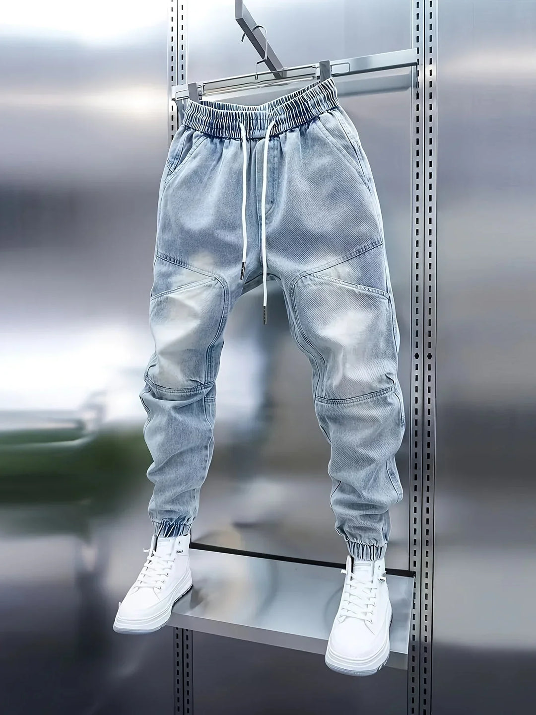 Pantalón vaquero de hombre color azul oscuro, estilo casual, corte amplio. Versátil para el día a día.