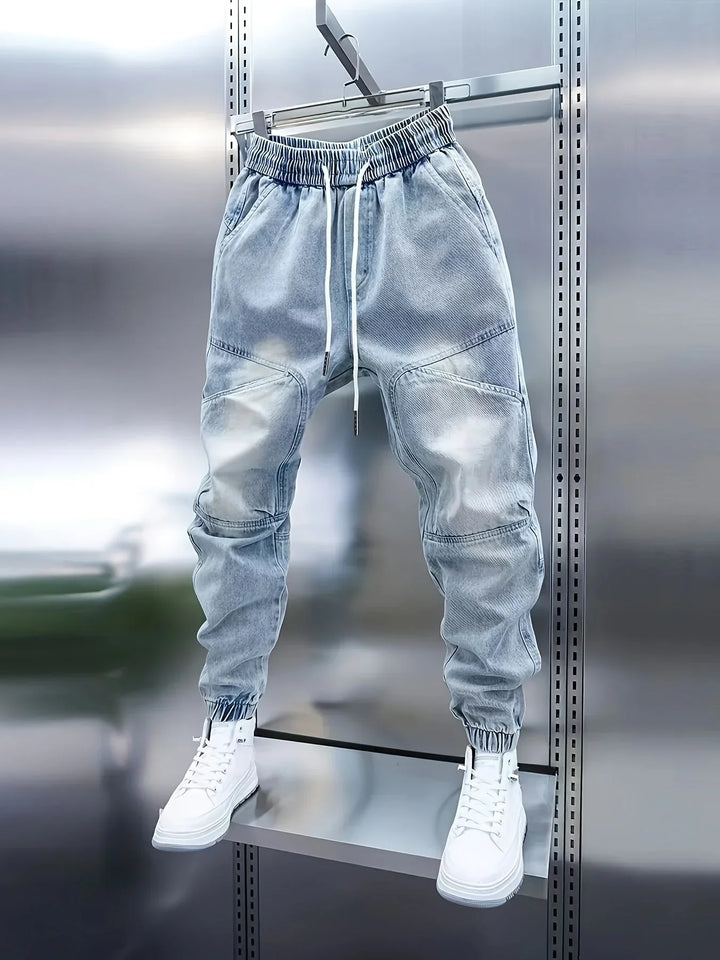 Pantalón vaquero de hombre color azul oscuro, estilo casual, corte amplio. Versátil para el día a día.