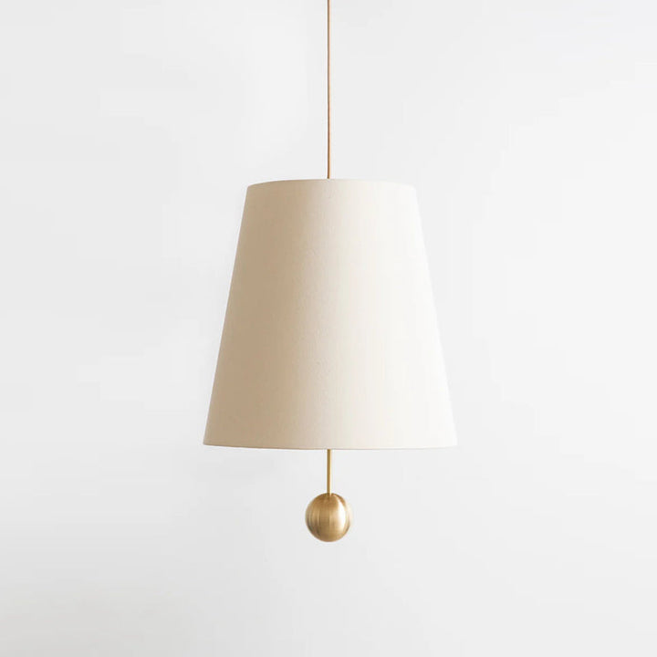 Diseño interior: lámpara colgante de latón y lino. Aporta elegancia a la iluminación del hogar.
