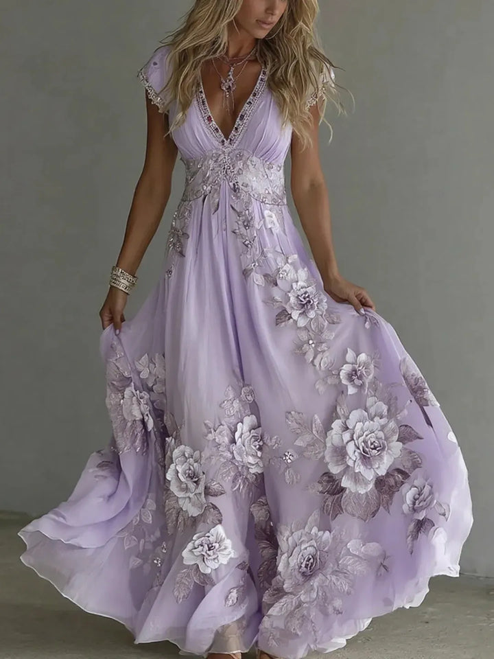 Primer plano de encaje y bordados en vestido largo de chiffon. Textura fina y elegante para un look sofisticado.